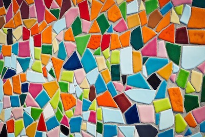 Fliesenmosaik mit vielen bunten Farben